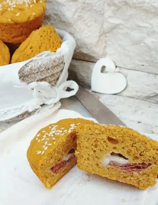 Ricetta Muffins focaccia alla ricotta e verdure con ripieno di caprino fresco e salame. di pupiepappe