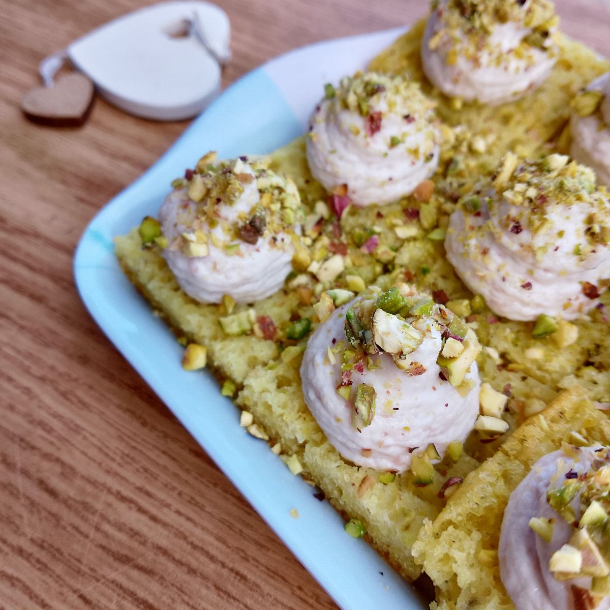 PAN DI SPAGNA SALATO MOUSSE DI MORTADELLA E GRANELLA DI PISTACCHIO