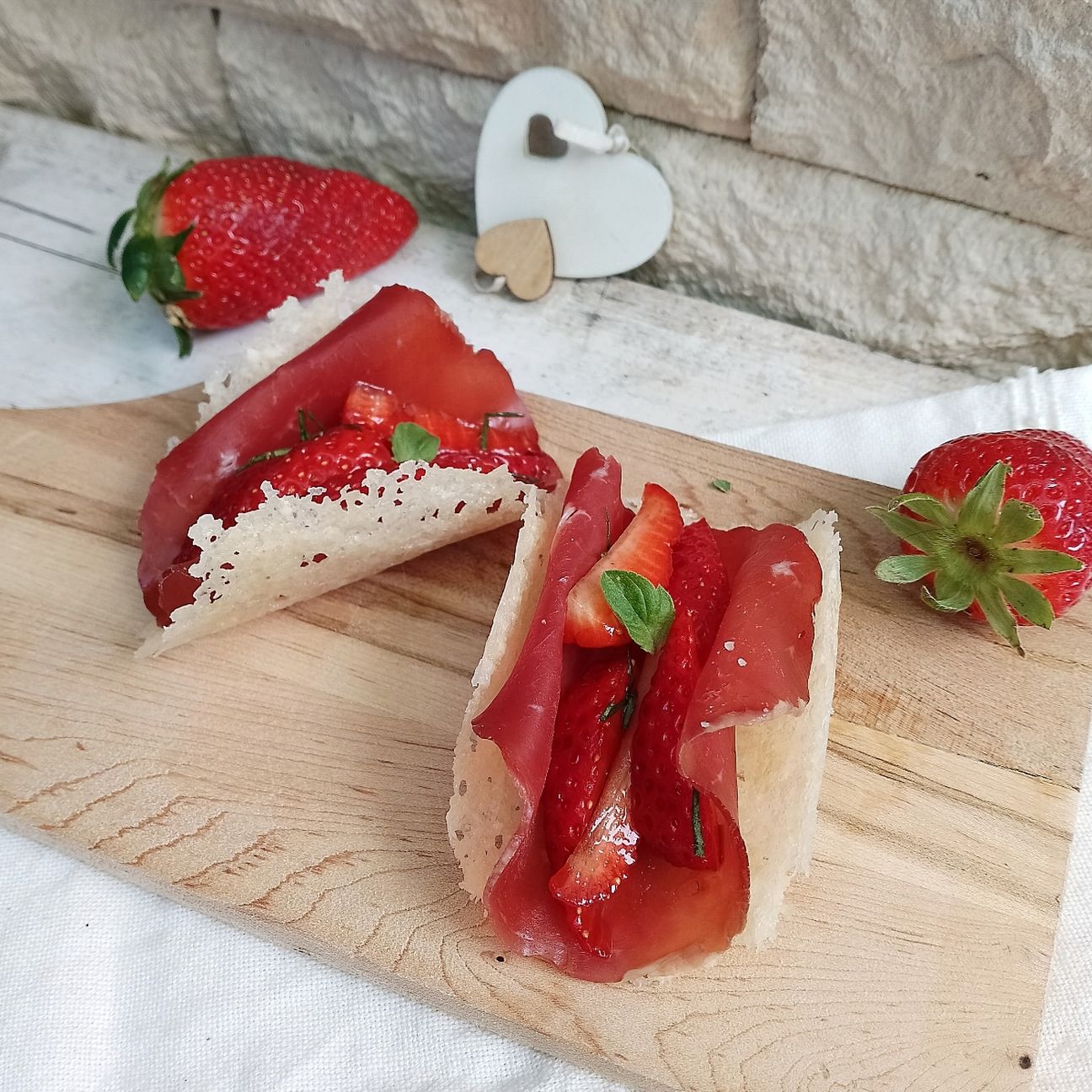 CIALDE DI PARMIGIANO, BRESAOLA E FRAGOLE ALL' ACETO BALSAMICO