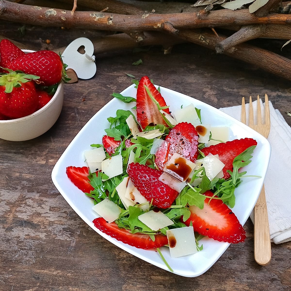 INSALATA CON RUCOLA, FRAGOLE, GRANA, NIGELLA E ACETO BALSAMICO