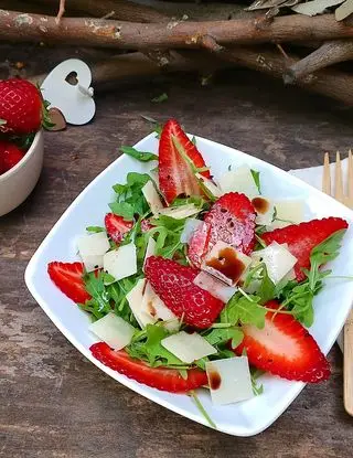 Ricetta INSALATA CON RUCOLA, FRAGOLE, GRANA, NIGELLA E ACETO BALSAMICO di pupiepappe