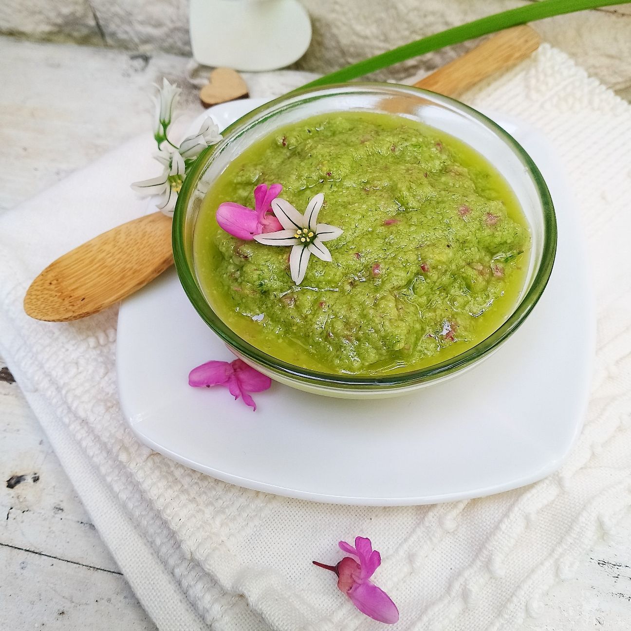 PESTO DI FIORI DI ERBA AGLINA E CERCIS SILIQUASTRUM (Albero di Giuda)