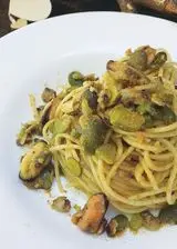 Ricetta SPAGHETTI CON PESTO DI ERBA AGLINA, FAVETTE, COZZE, VONGOLE E BOTTARGA