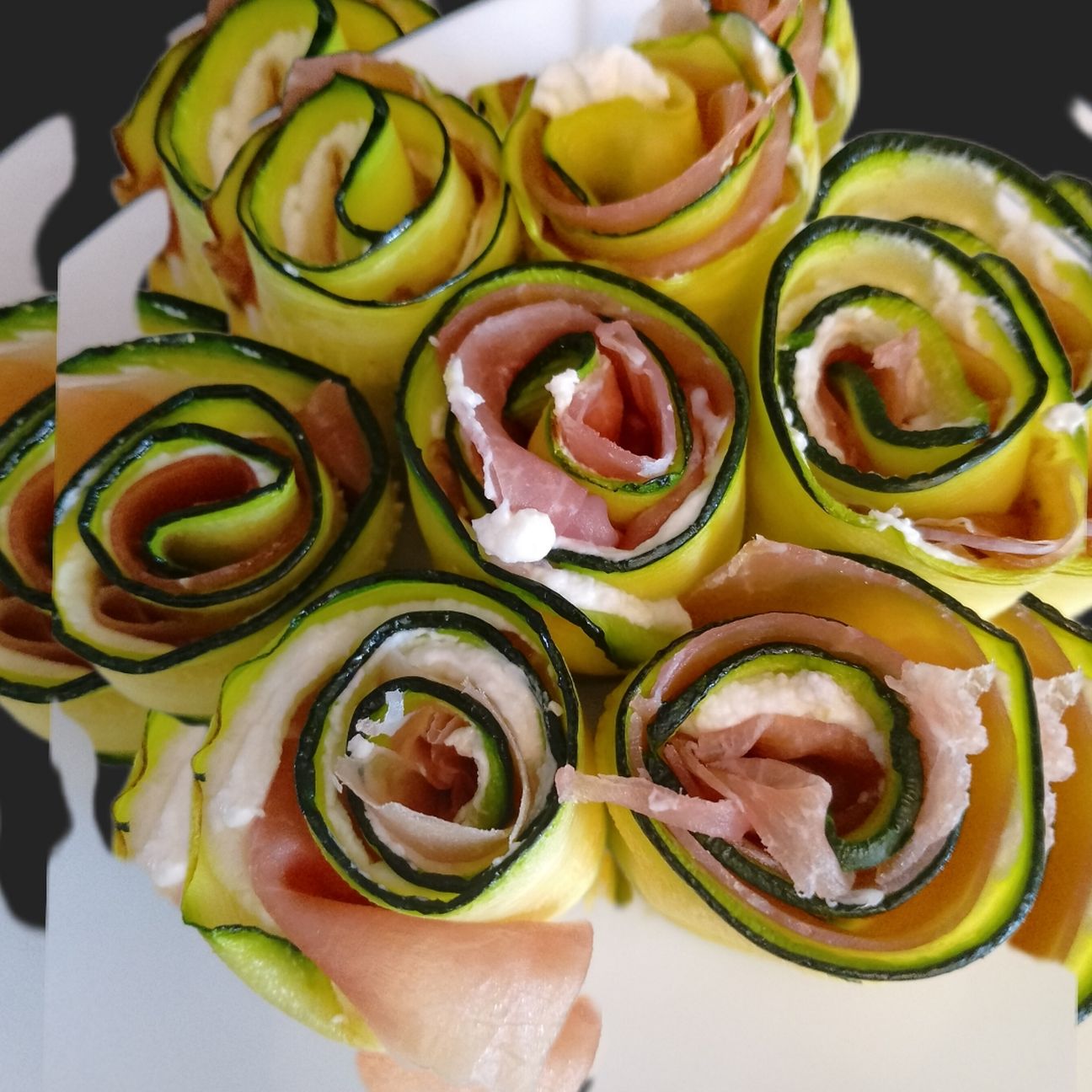 SPIRALI DI ZUCCHINE, CRUDO E ROBIOLA
