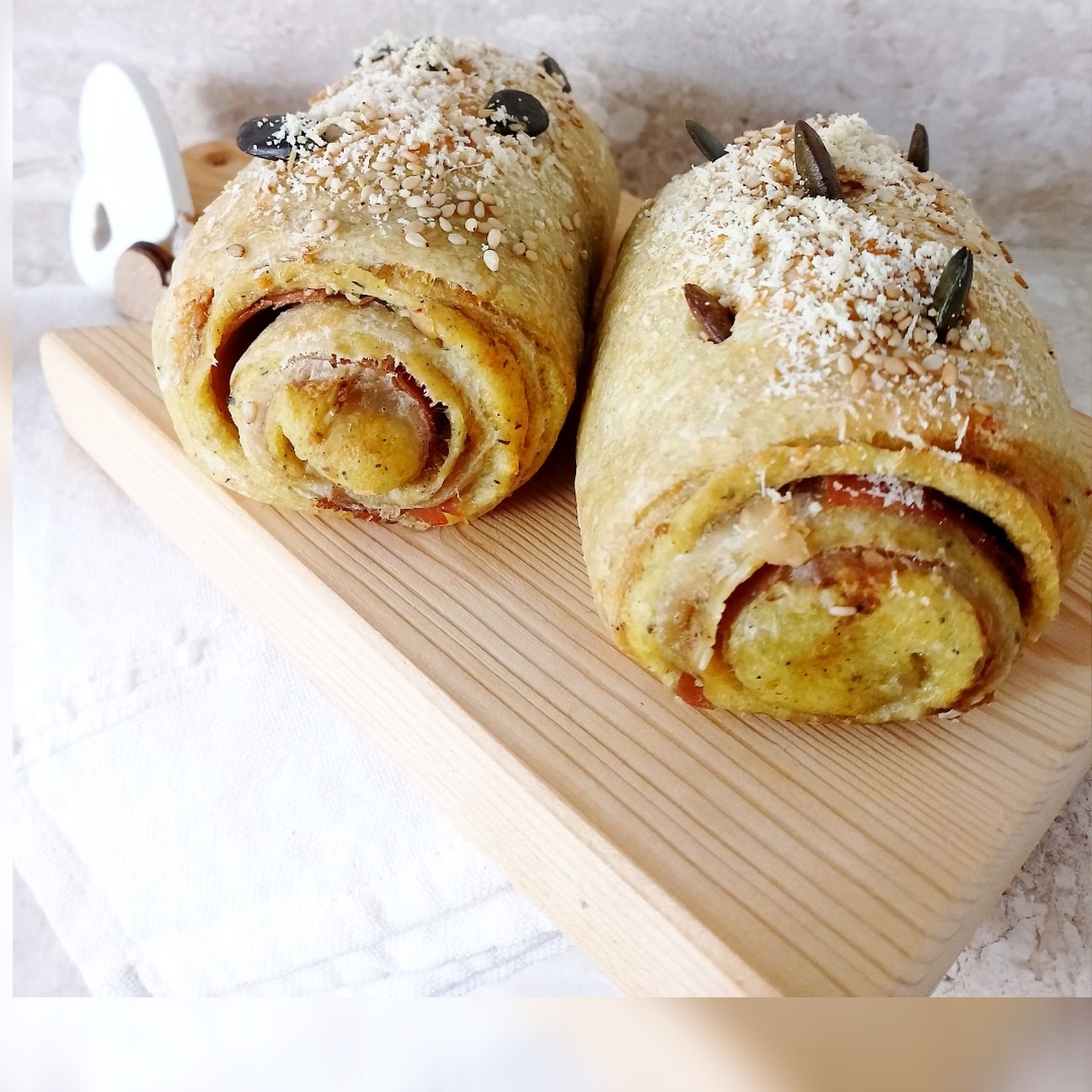 Rotolini di pane al pesto e crudo