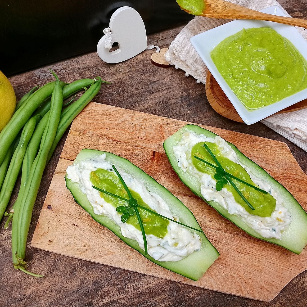 Barchette di cetriolo, crema al formaggio e salsa di piselli