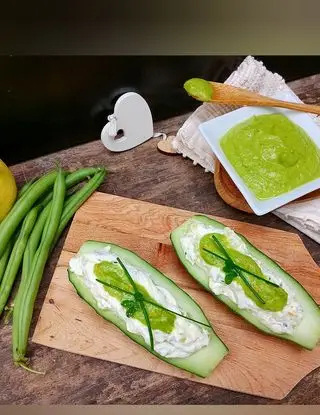 Ricetta Barchette di cetriolo, crema al formaggio e salsa di piselli di pupiepappe