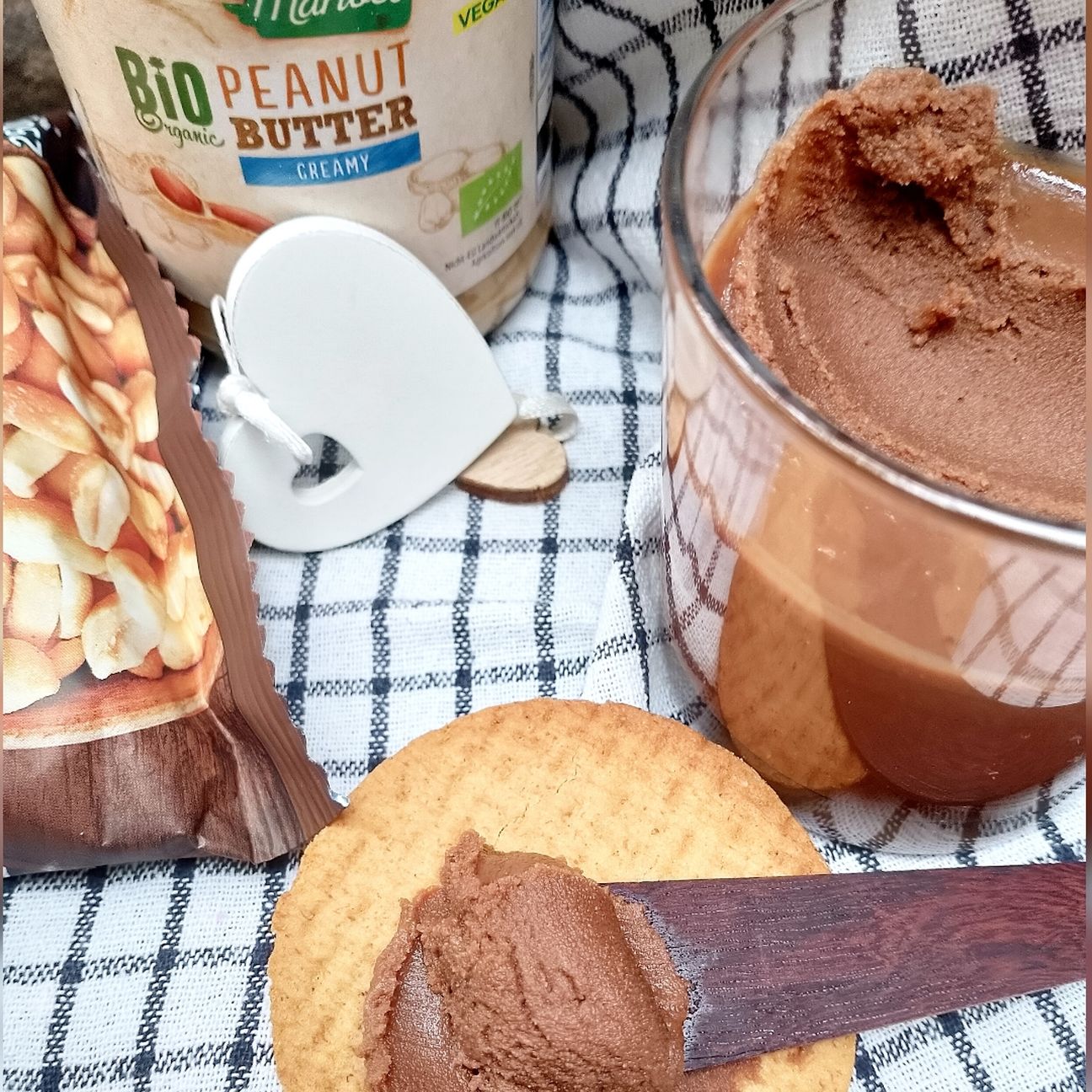 Crema al cioccolato e arachidi croccante.