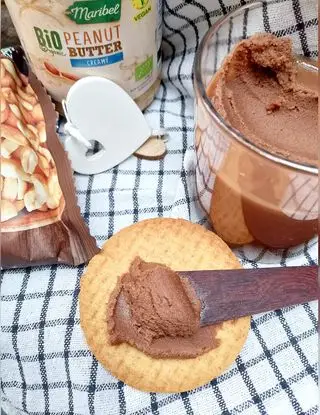 Ricetta Crema al cioccolato e arachidi croccante. di pupiepappe