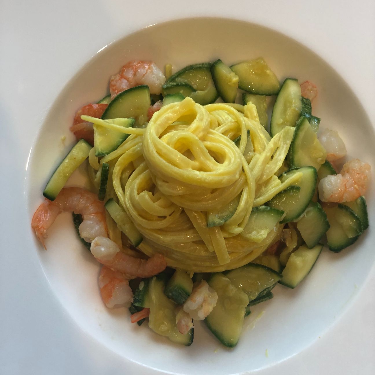 Linguine gamberi zucchine con crema di ricotta allo zafferano