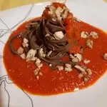 Ricetta Fettuccine al cacao, su crema di peperoni e noci