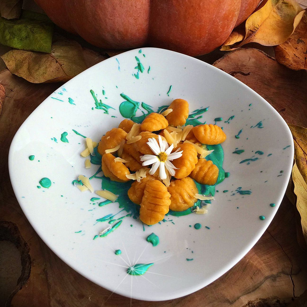 Gnocchi di zucca su crema di spirulina e crumble di emmentaler
