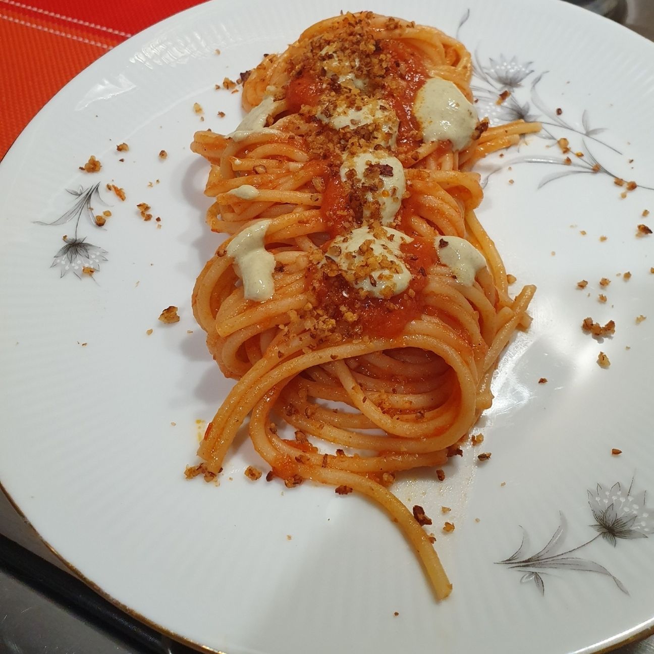 Pasta pomodoro e crema di capperi