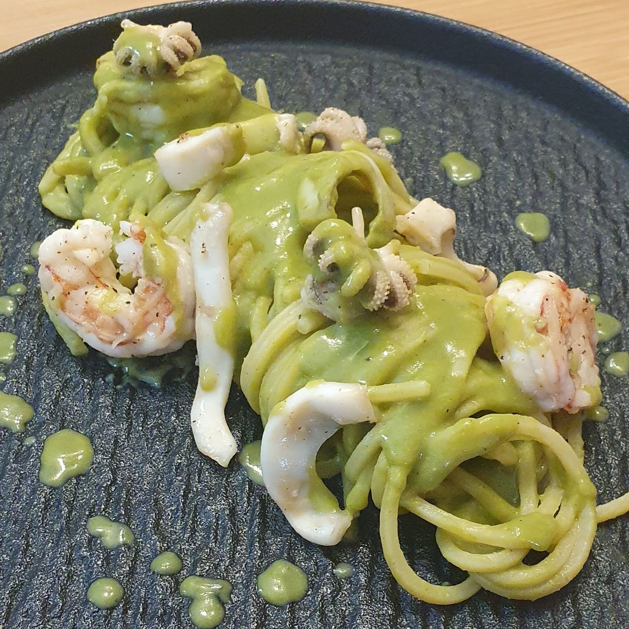Spaghetti crema di piselli gamberi e seppioline