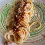Ricetta Spaghetto alla ricotta con pesto di pomodori secchi e croccante di mollica tostata aromatizzata alle acciughe