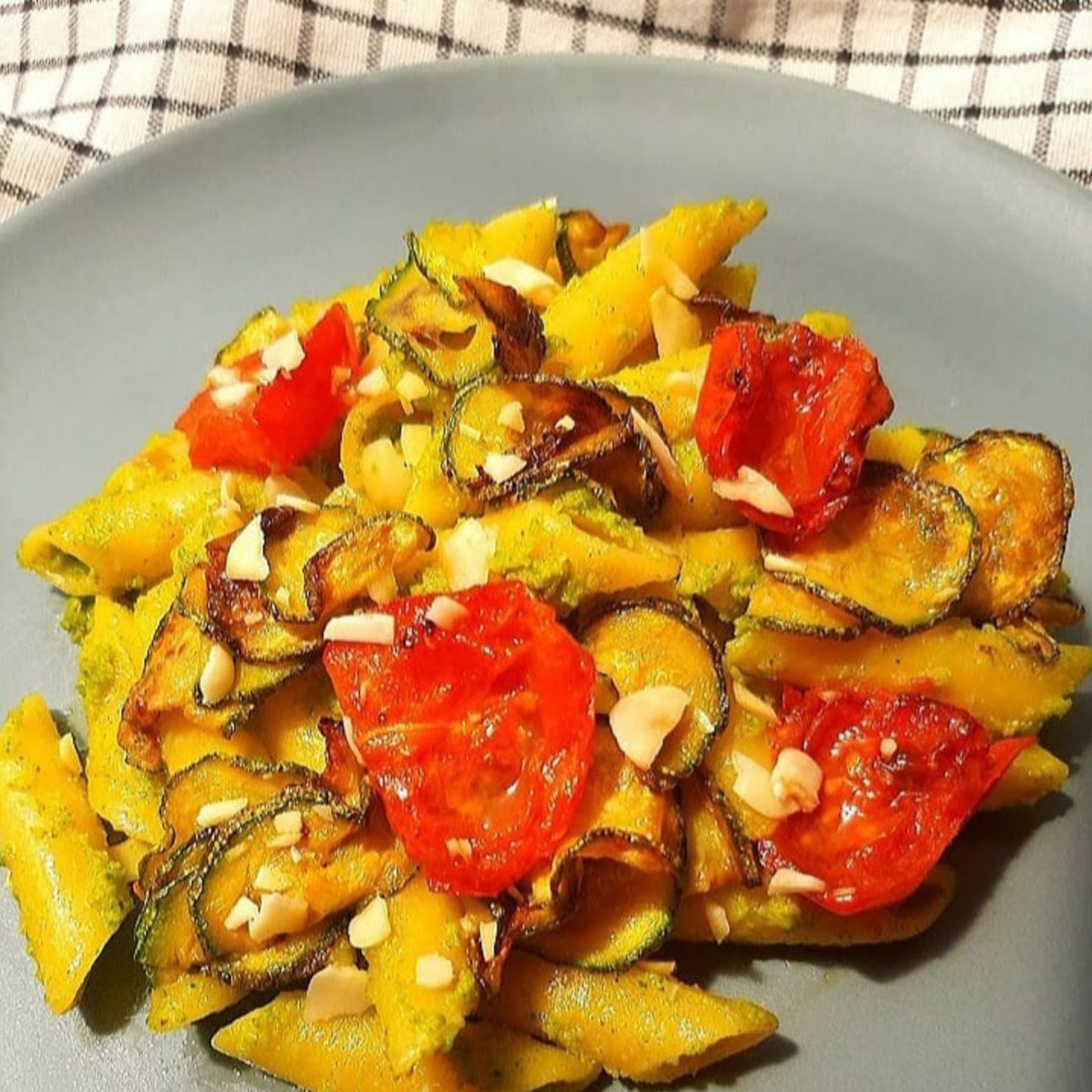 Penne al pesto di zucchine, mandorle e pomodorini