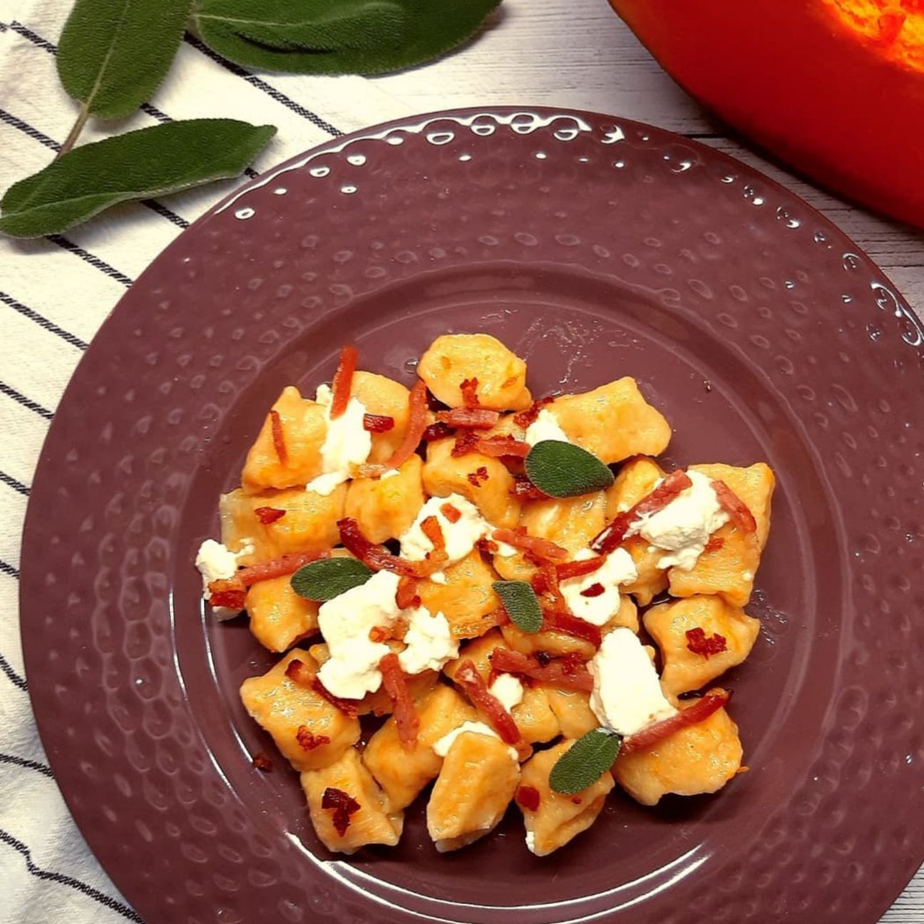 Gnocchi di zucca ,caprino e speck croccante