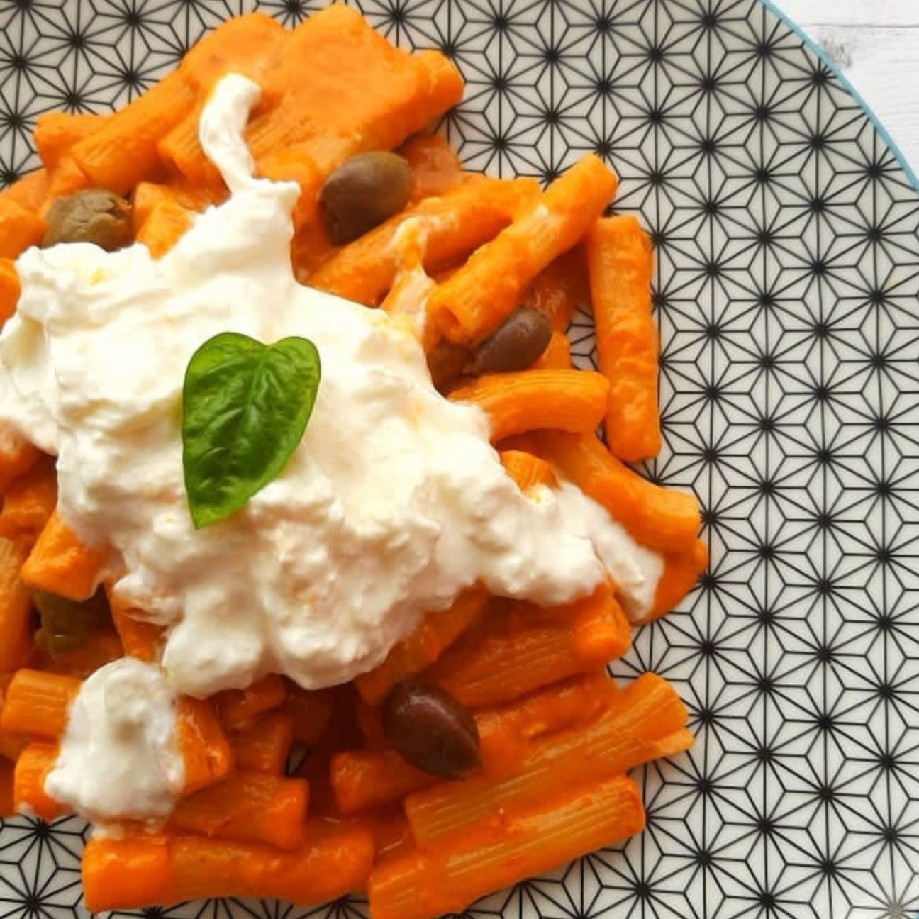 🫒QUADROTTI CON CREMA DI PEPERONI, OLIVE TAGGIASCHE E STRACCIATELLA