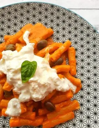 Ricetta 🫒QUADROTTI CON CREMA DI PEPERONI, OLIVE TAGGIASCHE E STRACCIATELLA di ricette.stellari