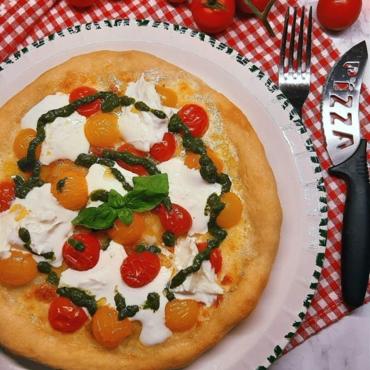 PIZZA BURRATA, DATTERINI E PESTO DI BASILICO