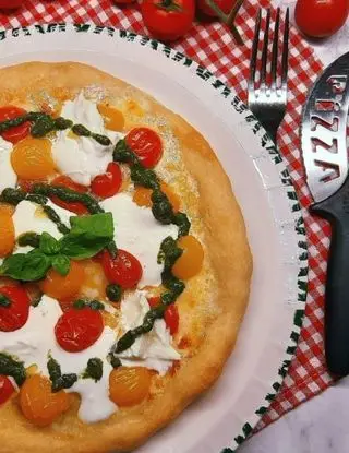 Ricetta PIZZA BURRATA, DATTERINI E PESTO DI BASILICO di ricette.stellari