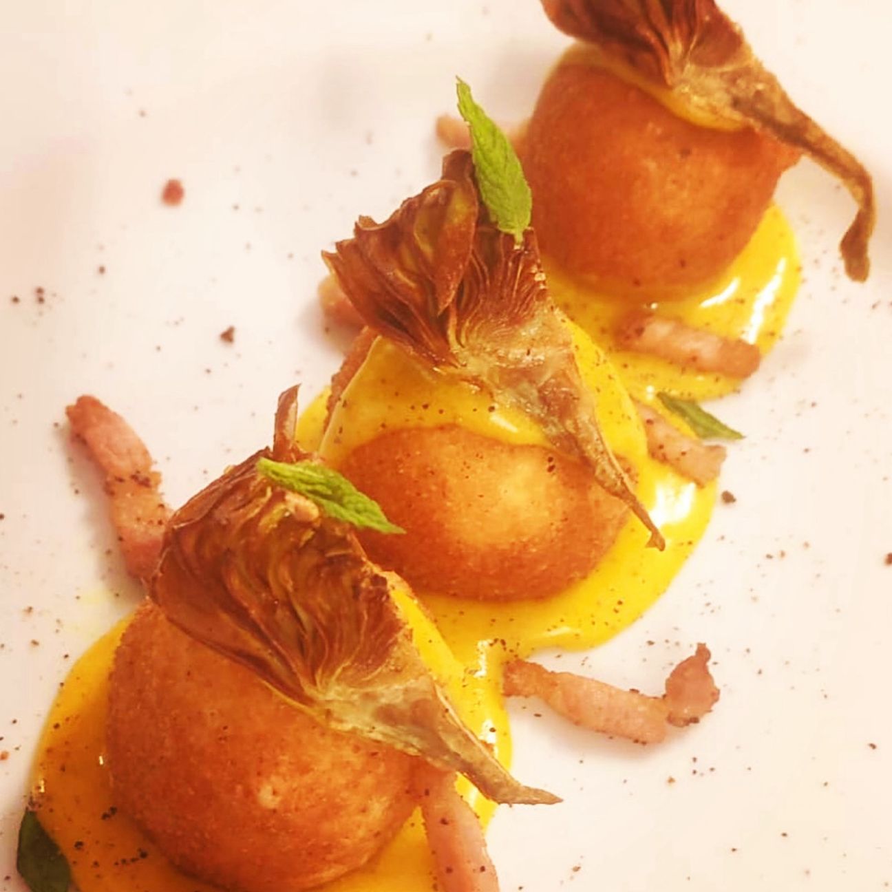 Cacio e ova con carciofo e guanciale fritto e carbo crema