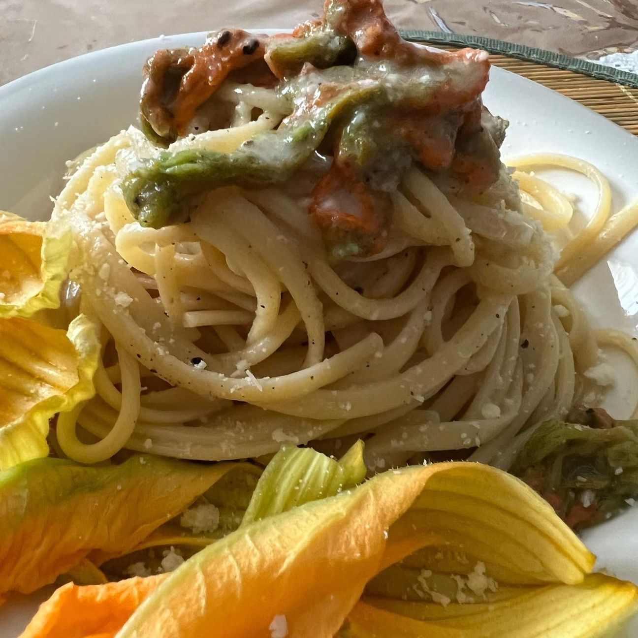 Spaghetto con zucchine e fiori con crema al pecorino