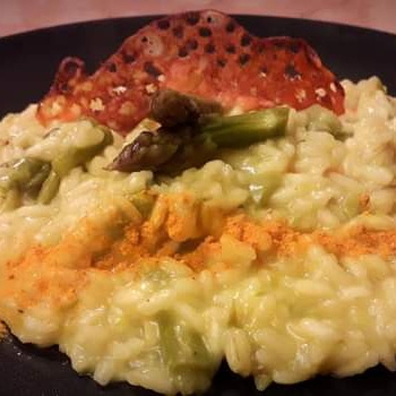 Risotto agli asparagi con curcuma, pecorino & corallo di cialda al pomodoro