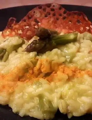 Ricetta Risotto agli asparagi con curcuma, pecorino & corallo di cialda al pomodoro di sara069