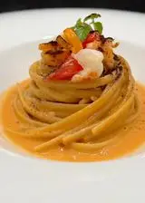 Ricetta Linguine agli agrumi con gamberi  rosa,bisque e polvere di liquirizia