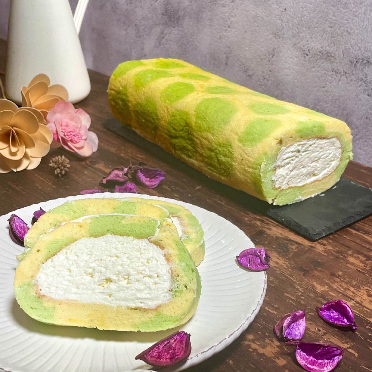 Rotolo giapponese al pistacchio e rum con farcia di mascarpone e panna