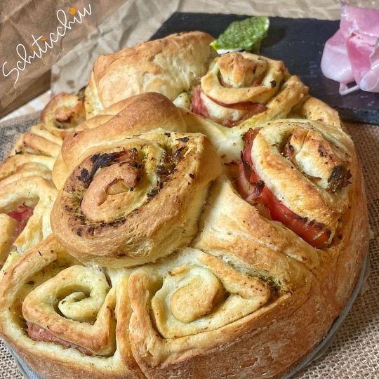 Torta di rose con pesto e speck