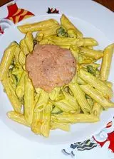 Ricetta Penne con panna, zucchine, zafferano e tartare di salmone affumicato.