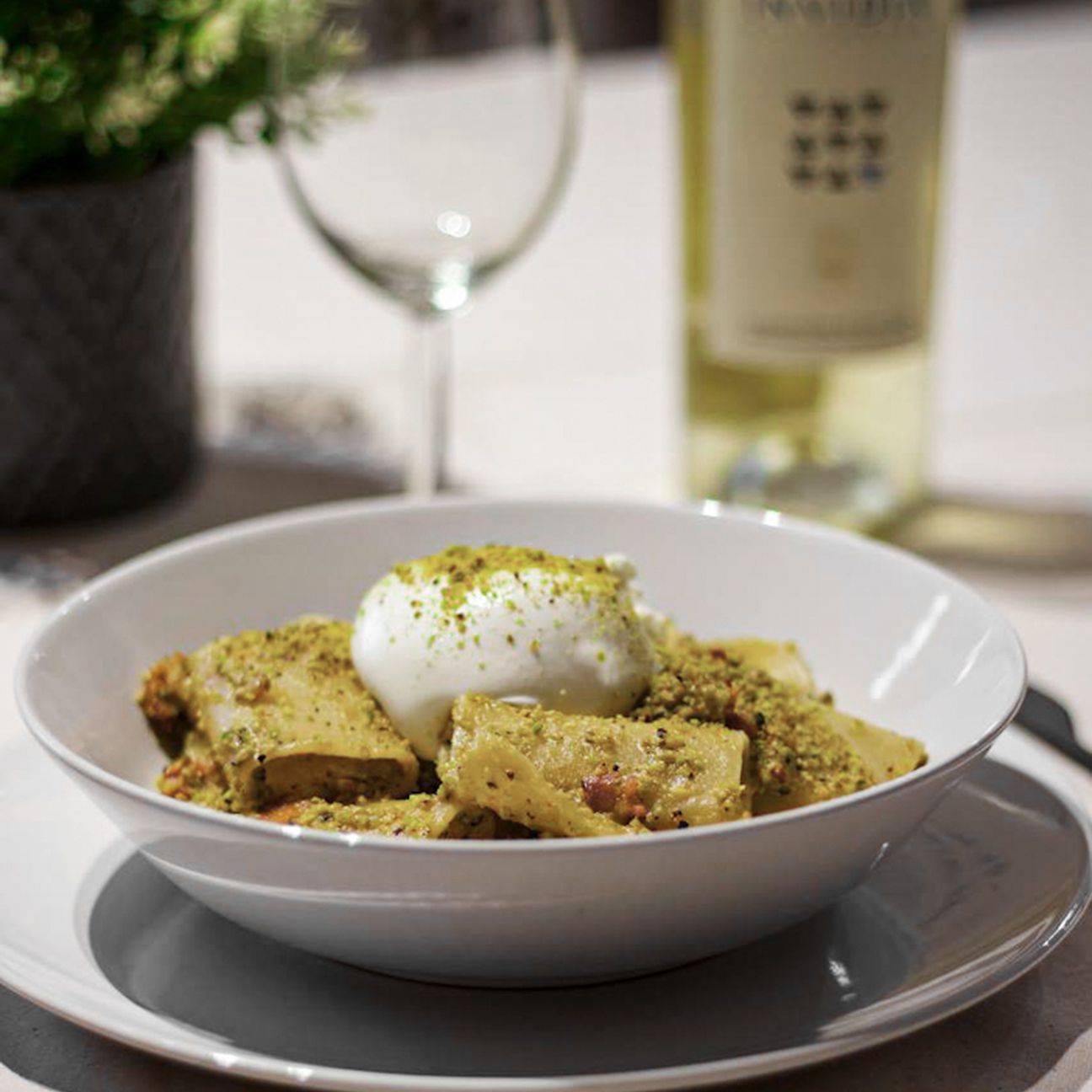 Paccheri con crema di pistacchio, guanciale e burrata.