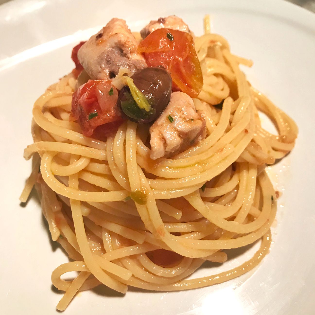 Spaghetti datterini, tonno fresco e taggiasche