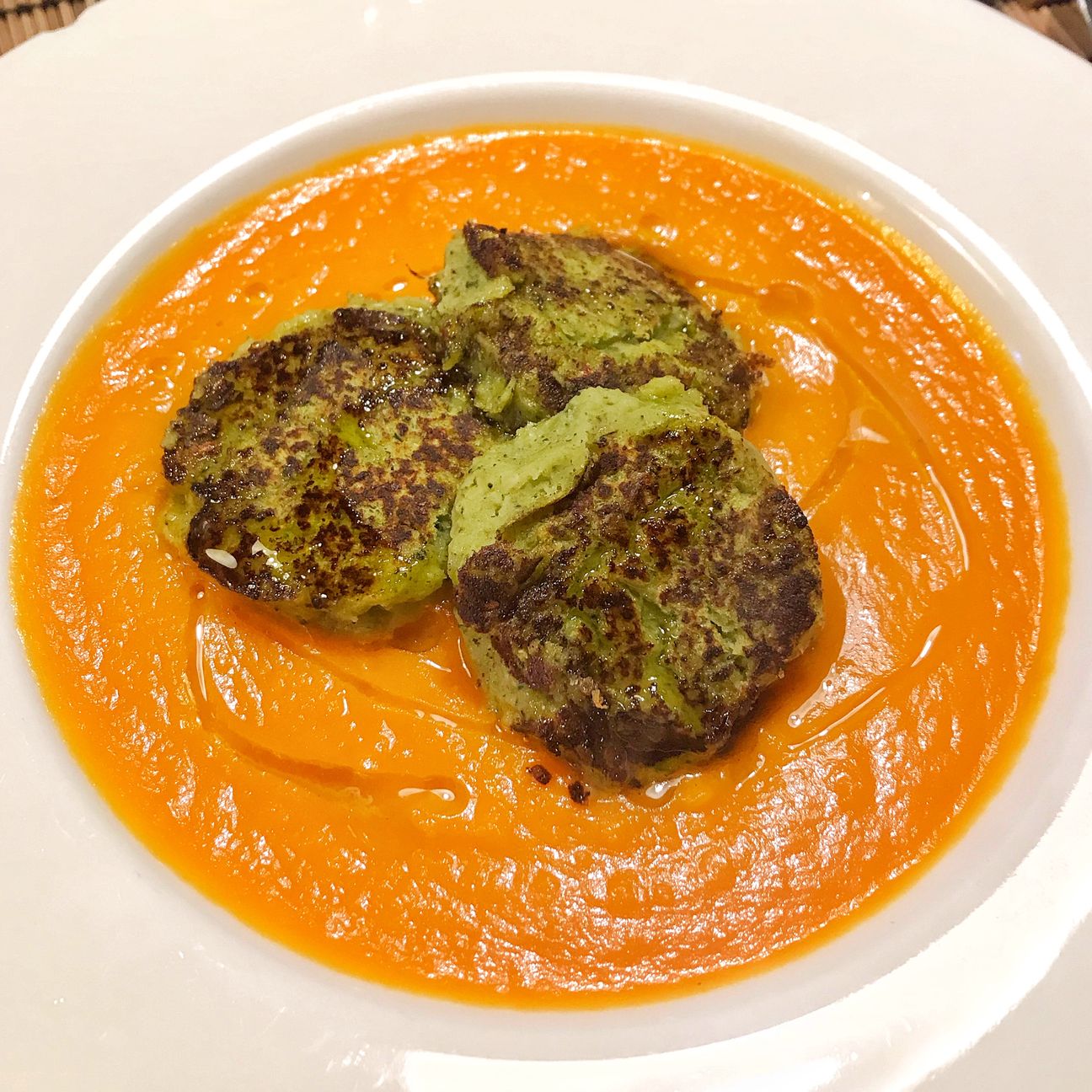 Vellutata di zucca con mini burger di broccoli