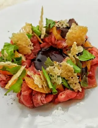 Ricetta Carpaccio di manzo con pesche chips di Grana Padano di chef_vincenzo_campanale