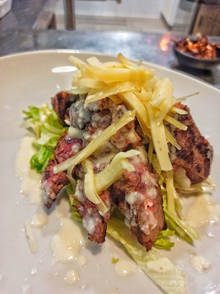Tagliata di manzo con caciocavallo chip di cipolla