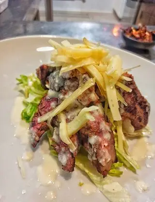 Ricetta Tagliata di manzo con caciocavallo chip di cipolla di chef_vincenzo_campanale