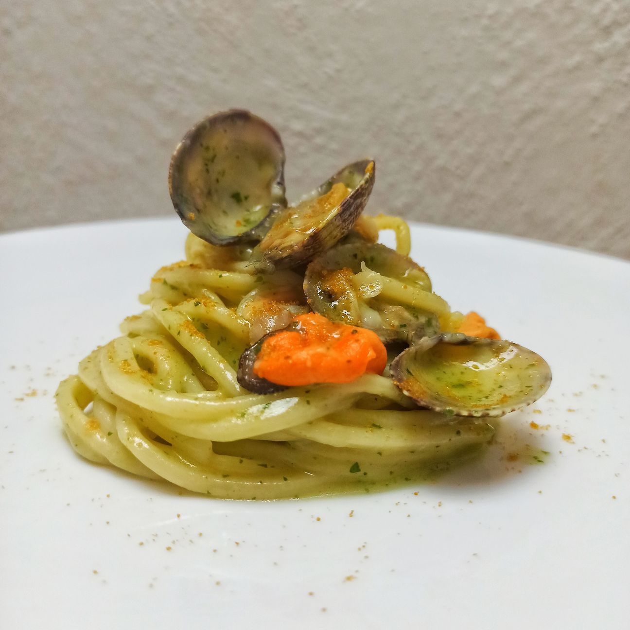 Spaghettone cozze vongole, mantecate con basilico bottarga di muggine
