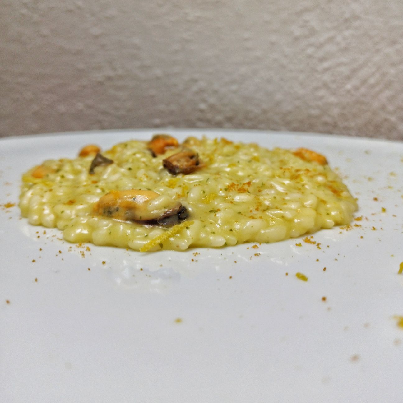 Risotto alle cozze, basilico, limone, bottarga di muggine.