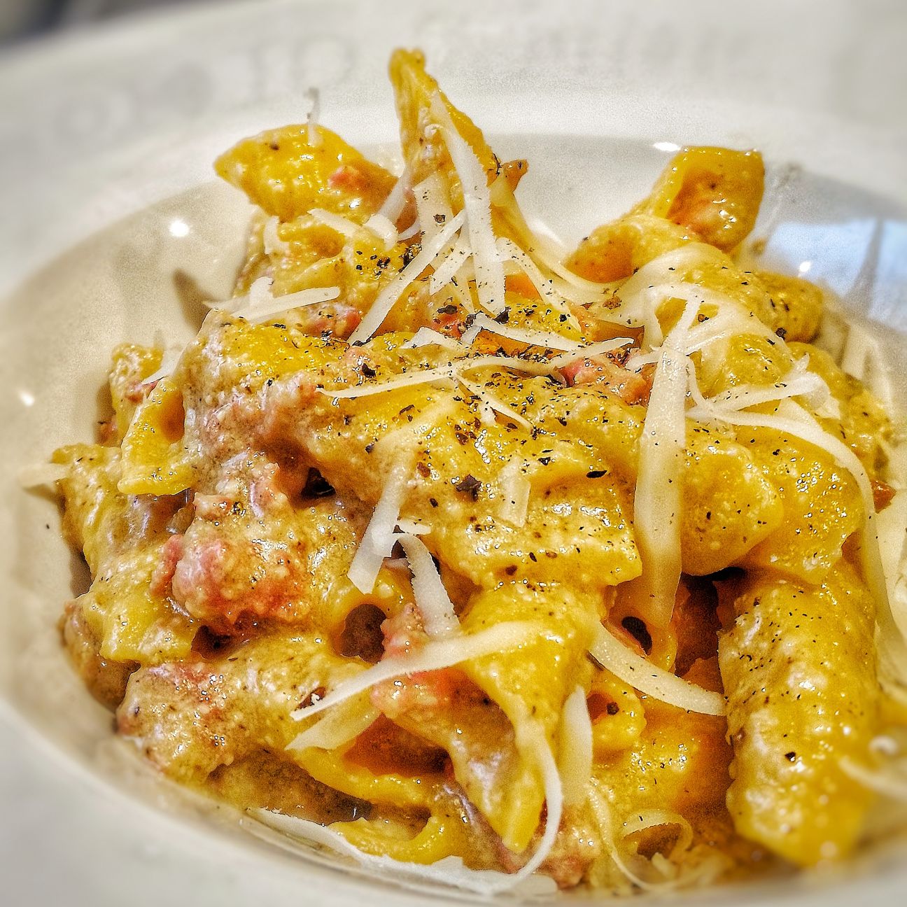 Maccheroncini con crema di zucca arrosto, salsiccia di Norcia, pecorino murgiano, pepe nero