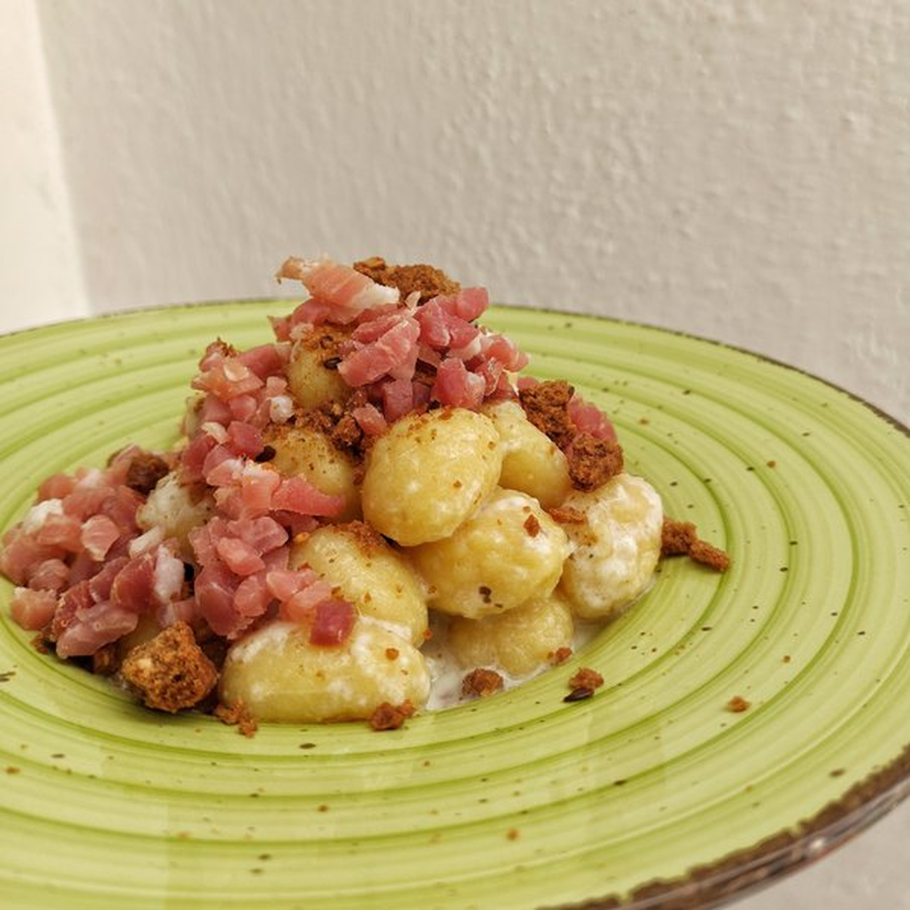 Gnocchi di patate, con crema di mozzarella di bufala, tartufo nero, tartare di prosciutto crudo di Norcia, crumble di tarallo ai cereali (home made)