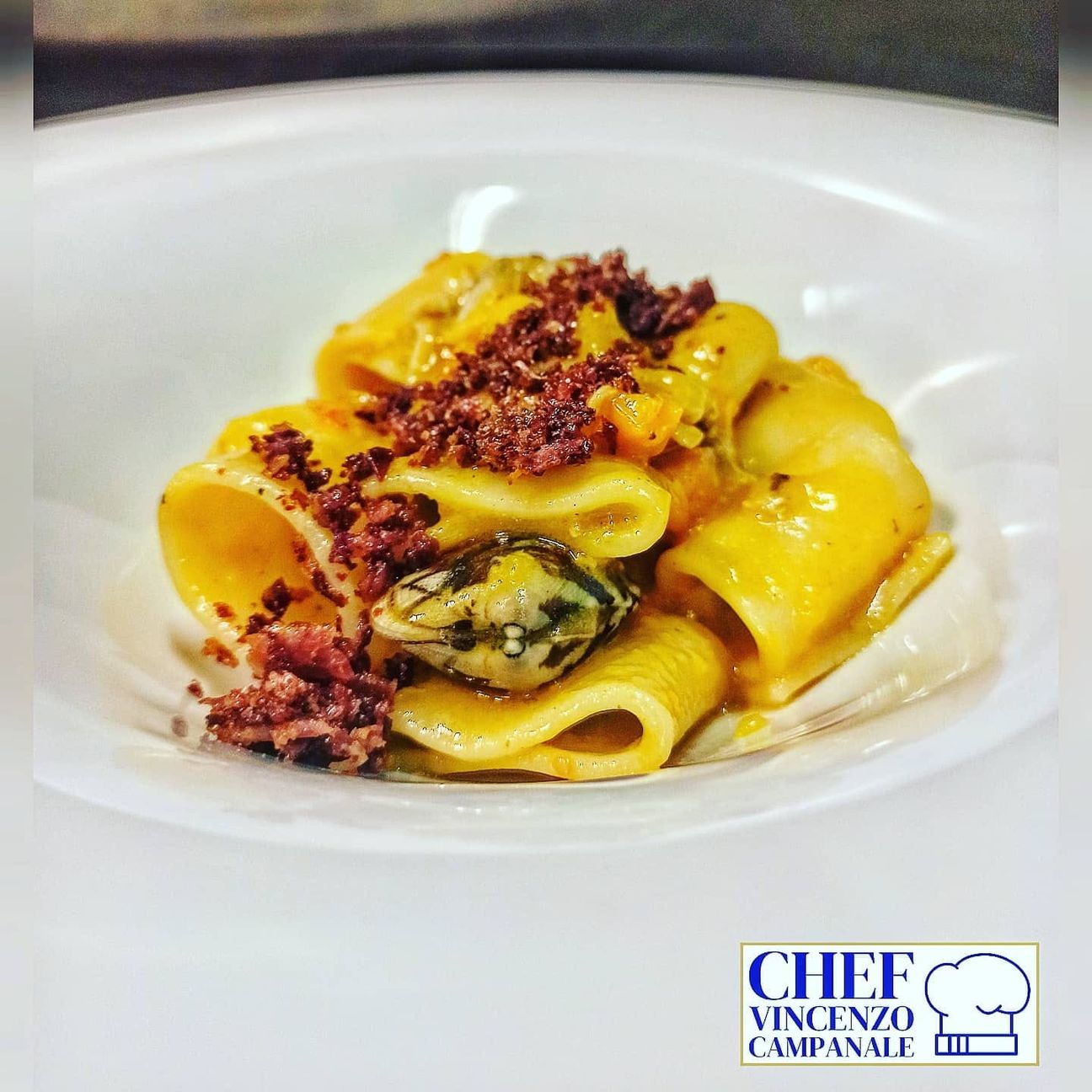Mezzi paccheri, vongole, datterino giallo, limone, polvere di speck