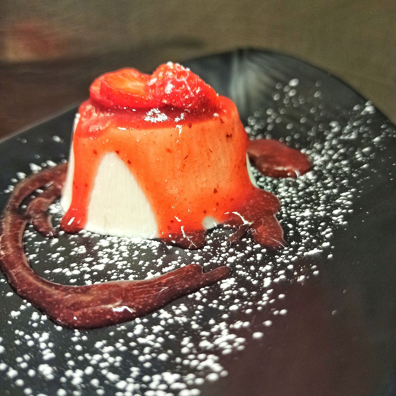 Cremoso alla vaniglia, con coulis di fragole