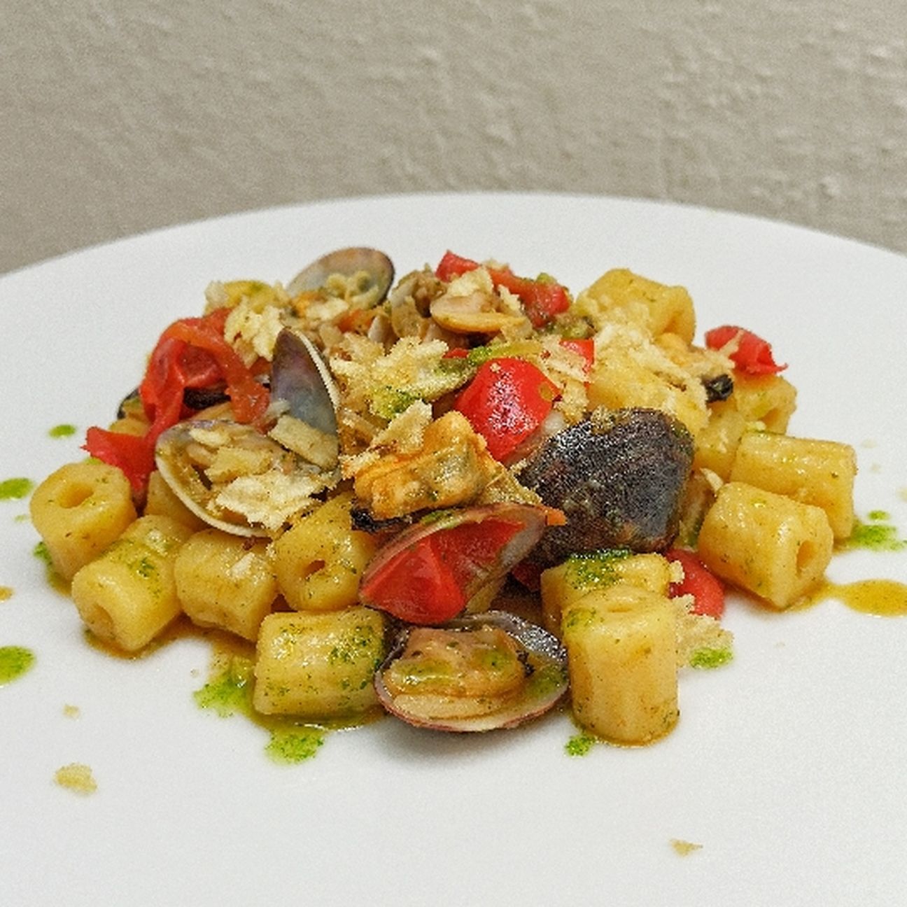 Tubetti di patate cozze vongole e datterino infornato
