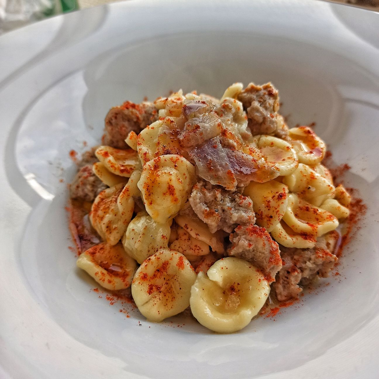 Orecchiette con cipolla salsiccia peperone crusco