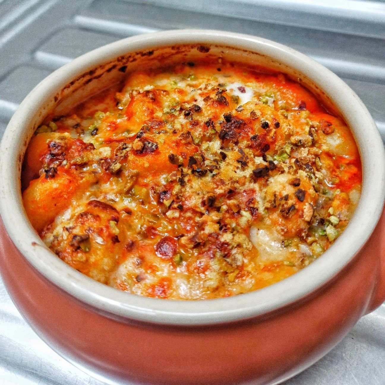 Gnocchi con ragù di brasciola stracciatella pistacchi