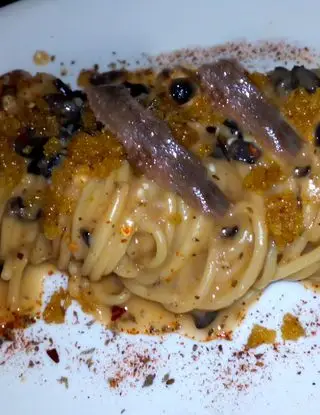 Ricetta Spaghettone aglio, olio e peperoncino in acqua di pomodoro, acciughe, olive e pangrattato di Max