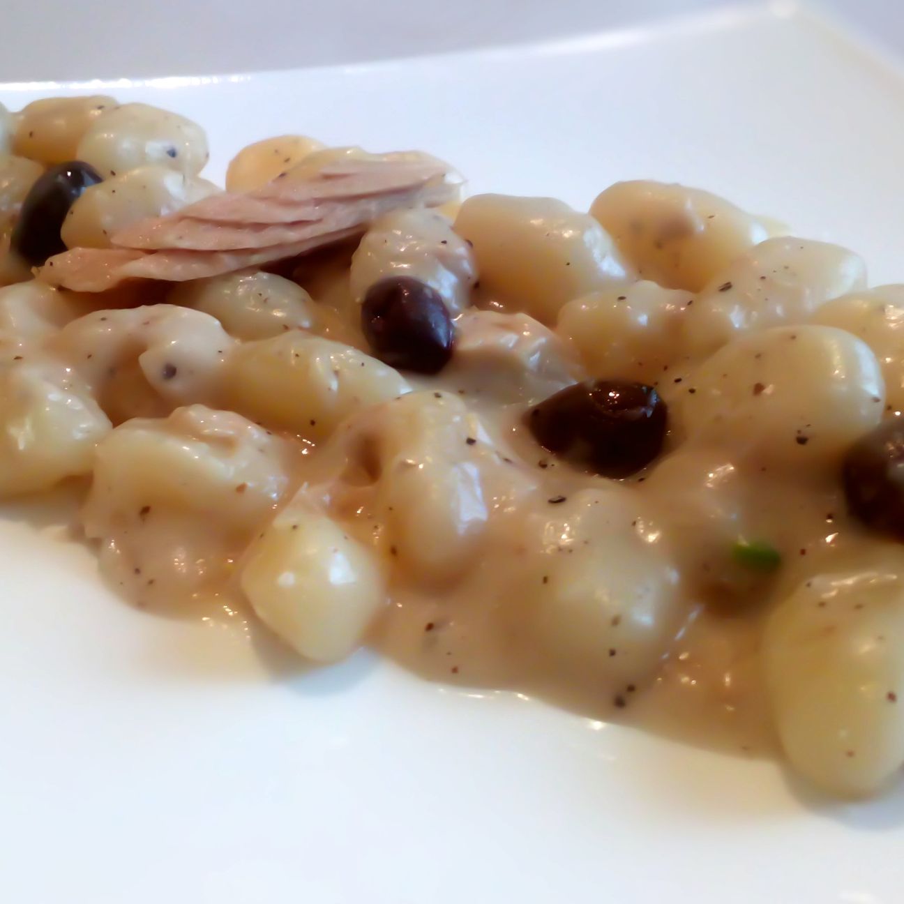 Gnocchi cacio e pepe con filetto di tonno,olio aromatizzato al tartufo bianco e olive nere di gaeta
